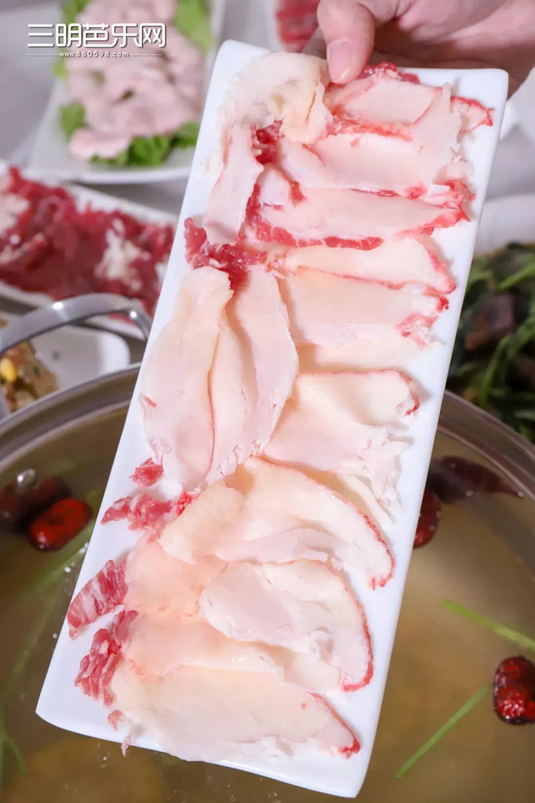 胸口捞是牛脏边的一层脂肪膜,看起来油腻,吃起来却是嘎嘣脆,带着满满