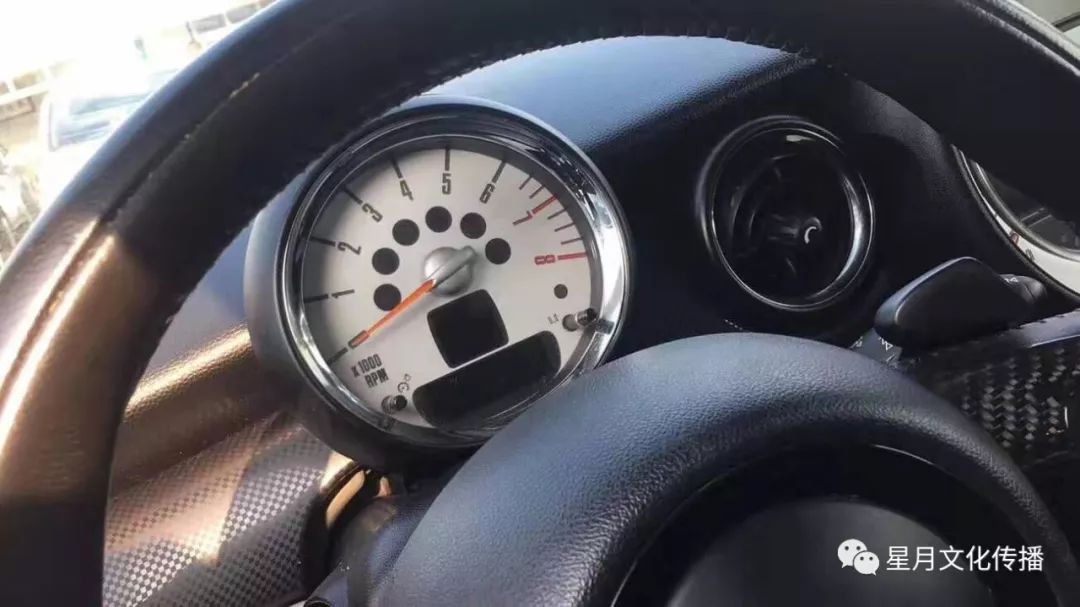 内饰经典精致,科技感十足,圆形中控屏,仪表盘和中控屏都是一样采用