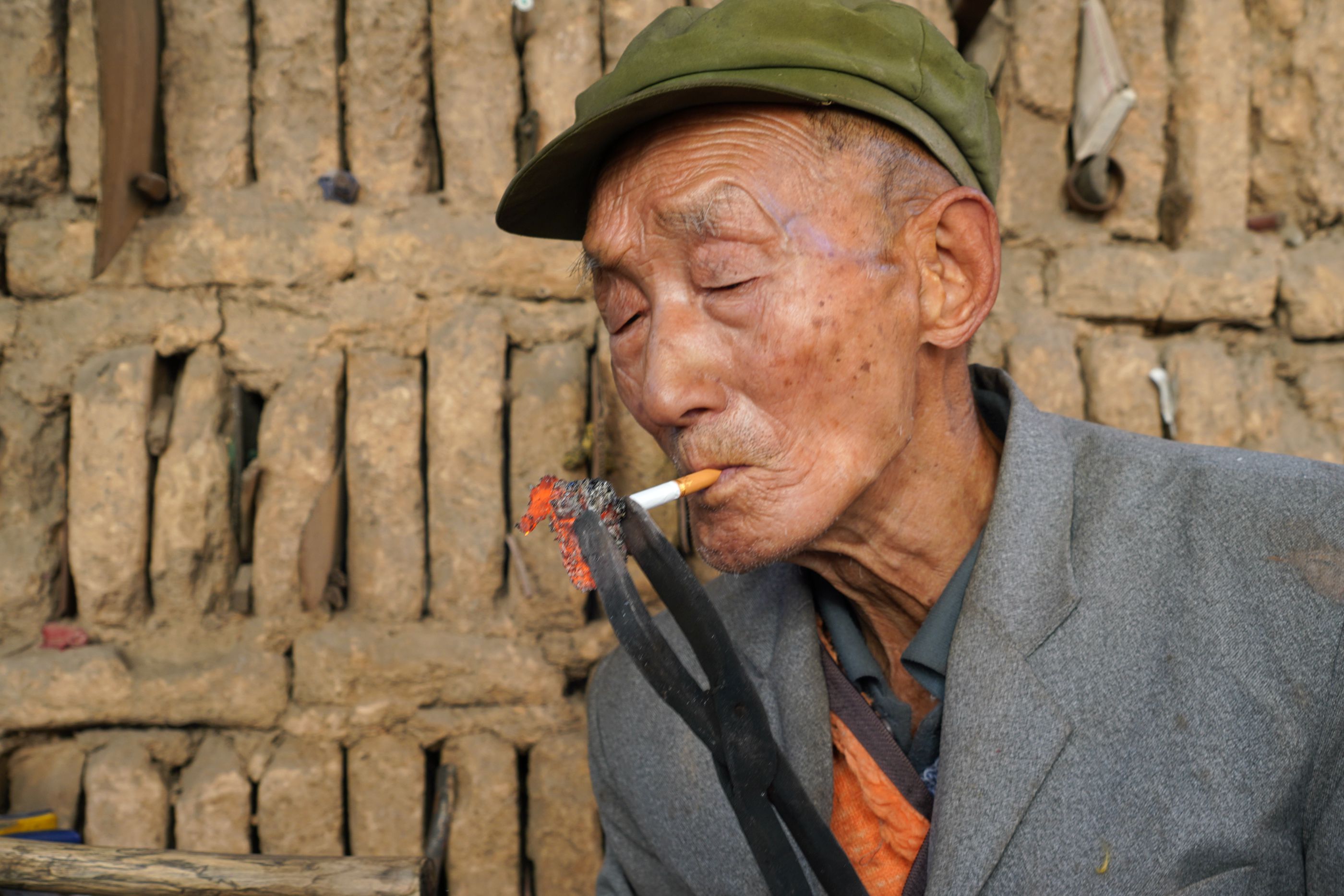 原创5岁跟父亲逃到山西,育有4个孩子,他9旬还在打铁,咋回事