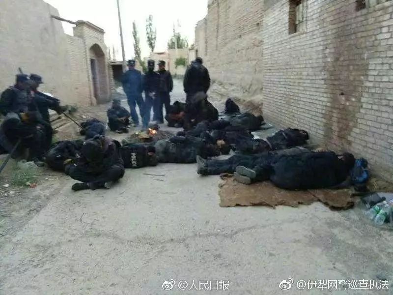 新疆暴恐视频首次公开上百名警察殒命背后是你想不到的画面