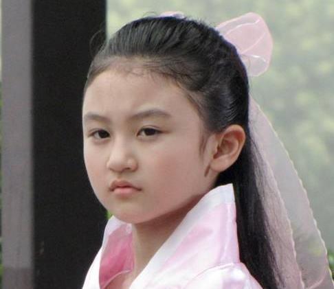 《放羊的星星》里面的妮妮,《花千骨》中的幽若,现在长得如何?_小时候