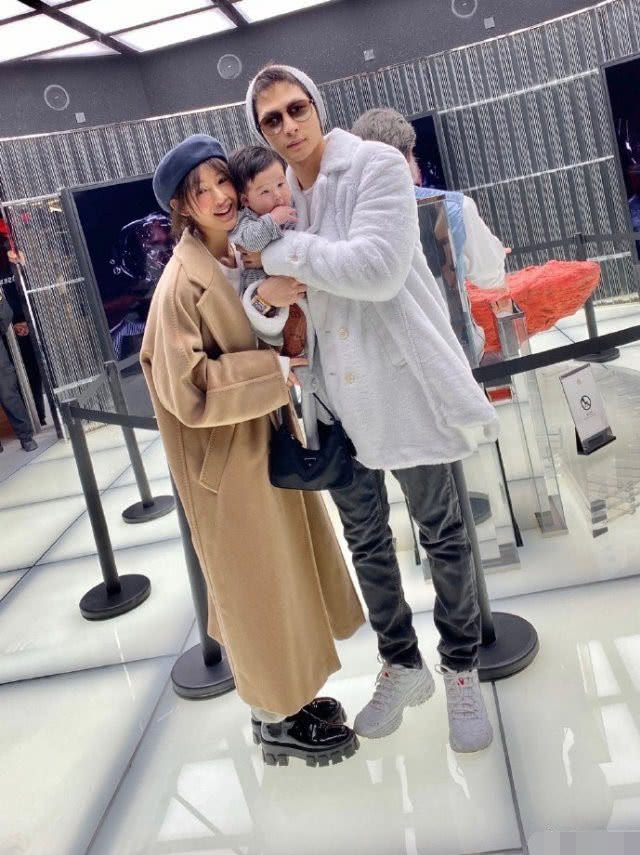 原创陈燃晒一家三口照,5个月罗密欧不停吃手,眼睛像妈妈超帅气!