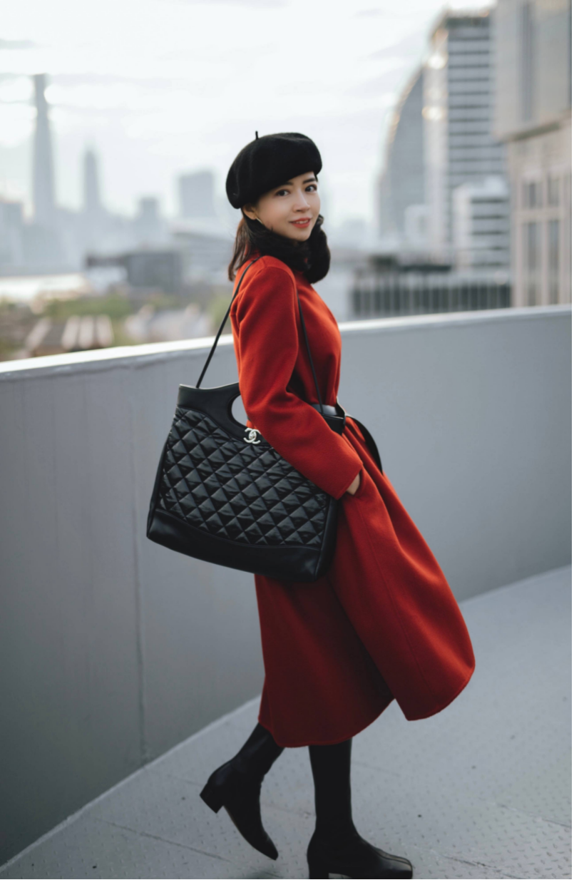 原创三木博主真有"女神范",身穿大红色大衣搭配黑色过膝靴,真高级