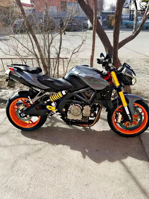 龙6这款车也称国民改装神车,爆改宝马双r,r6,杜卡迪899早就有所耳闻