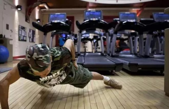 29岁入室抢劫男子被82岁老太花式吊打,劫匪:"我太太太难了.