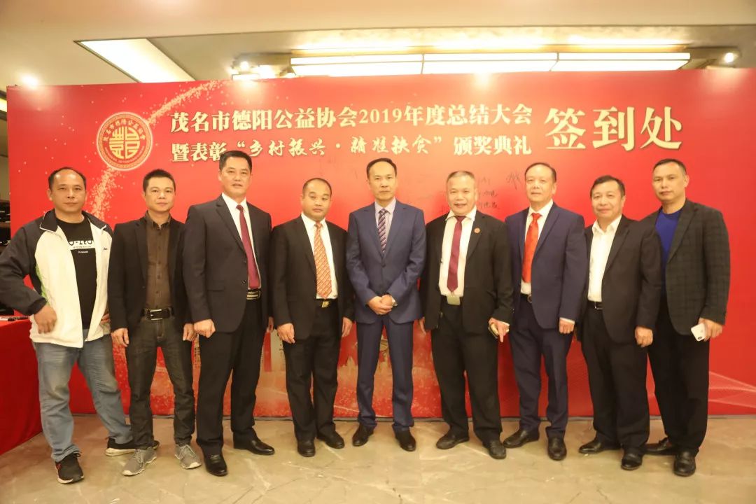 总会邓本超会长(右二),邓小锋秘书长(左一),邓鸿伟常务副会长(左四)