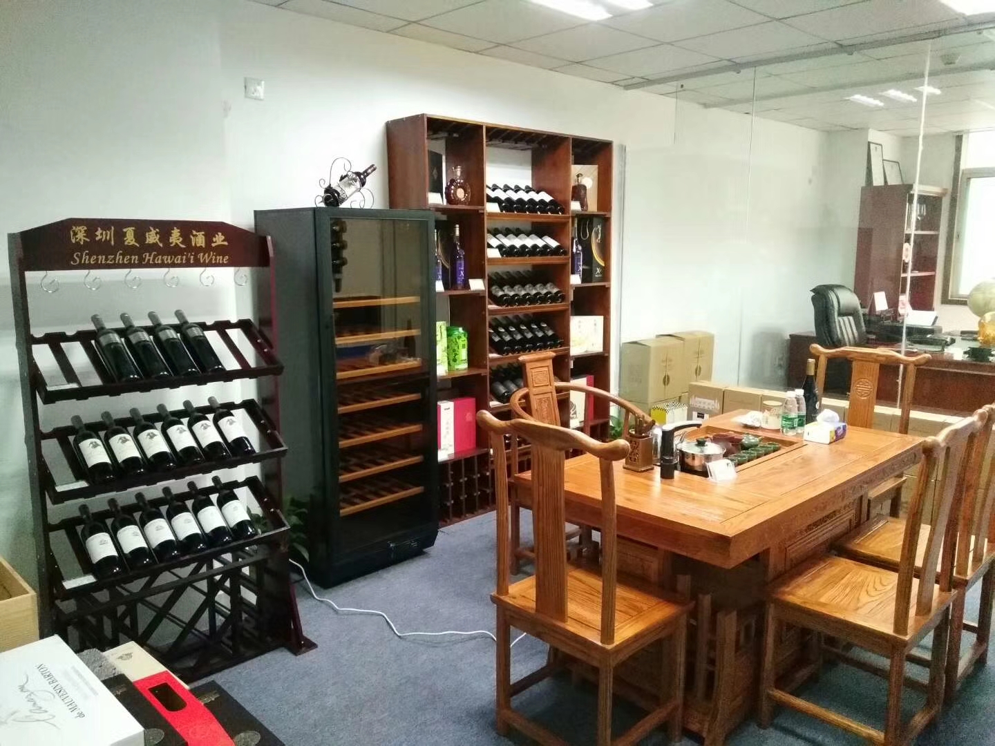 夏威夷公司办公室夏威夷公司一角酒与书法,打通东西方文化的桥梁在
