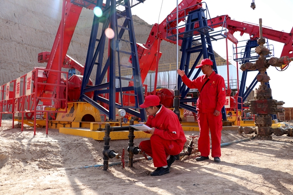 面对生产任务繁重,老油田管理难度加大,安全环保压力增大等困难,采油