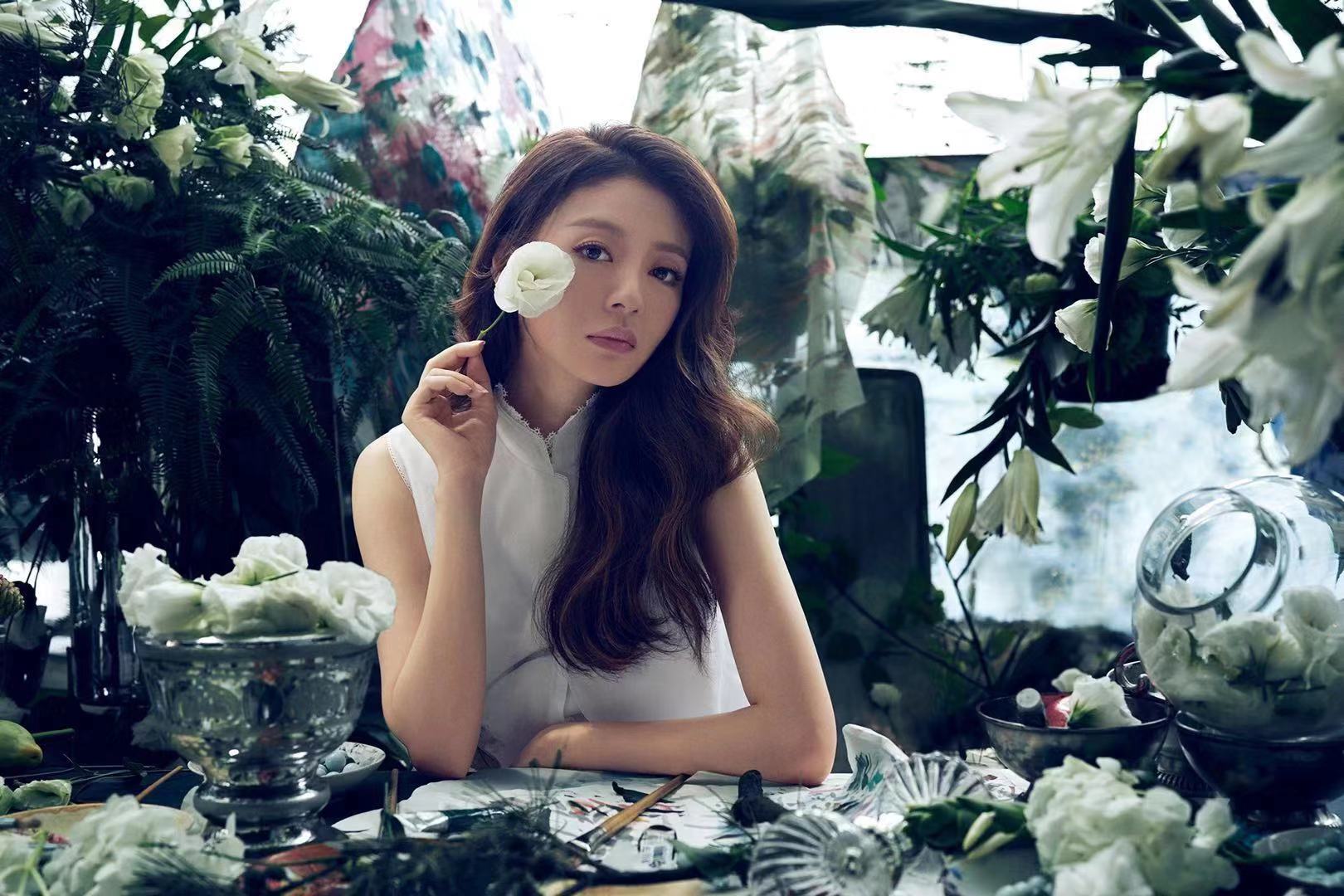 安以轩突破以往形象 山水风造型静谧灵动