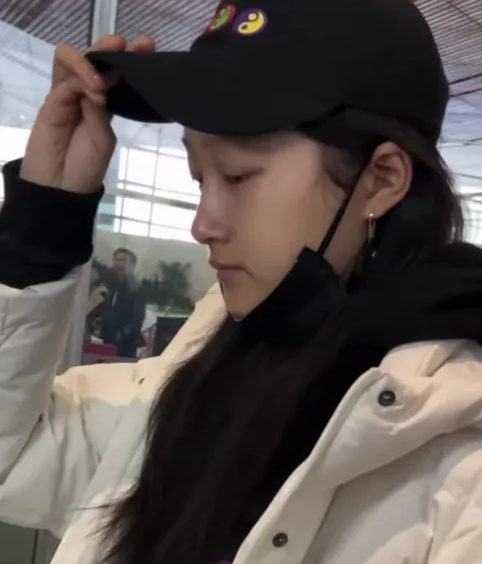 原创关晓彤机场过安检摘下口罩曝光素颜模样确定不是眼哭肿了