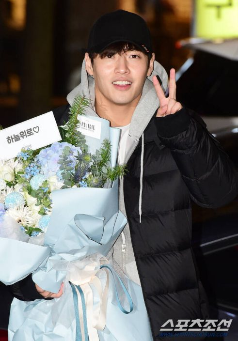 姜河那借势山茶花工作满档再接电影回归大银幕