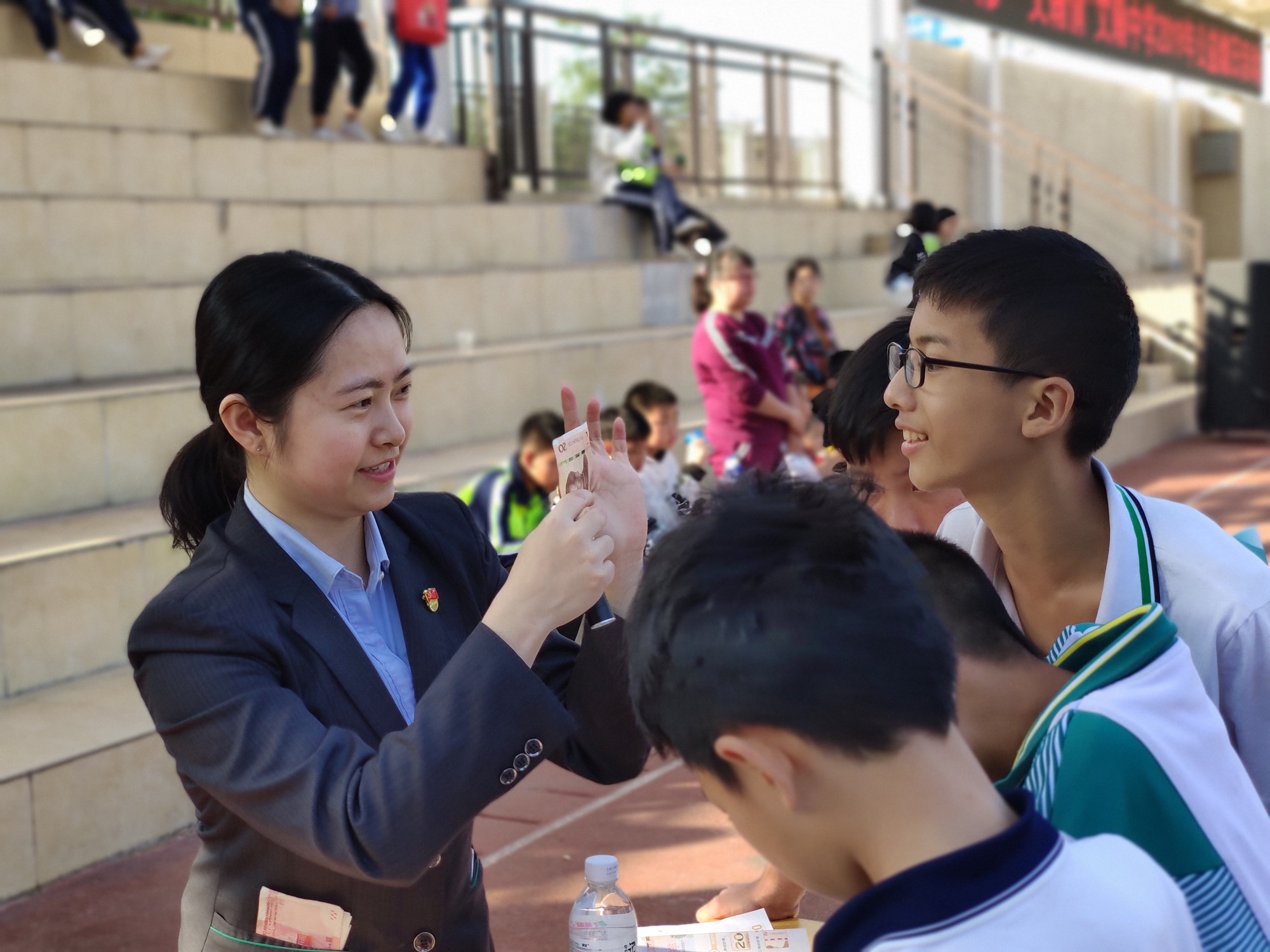 农行南海平洲支行走进共建单位文翰中学开展金融知识宣传活动