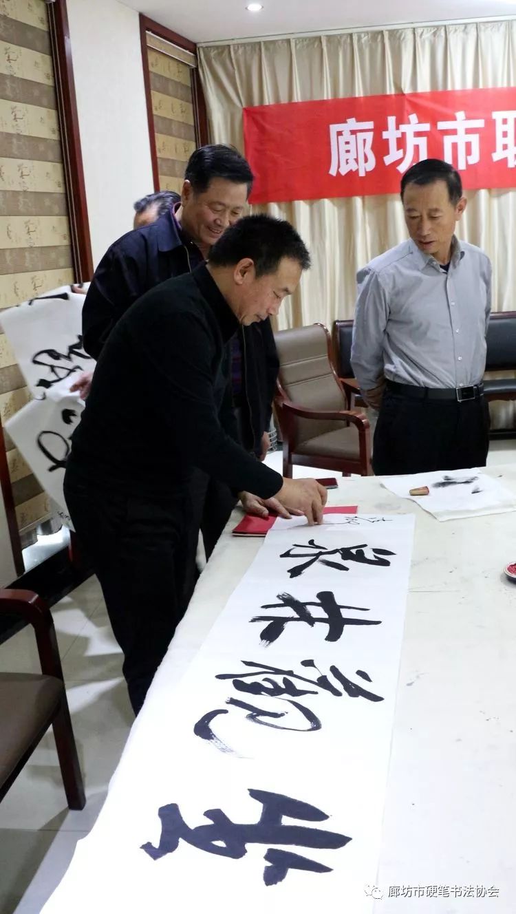 参加此次活动的人员与书画家们一起合影留念.(大城县硬协供稿)