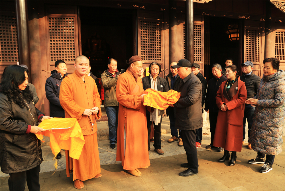 灵岩寺主持弘恩法师加持:白马禅寺法会:白马禅寺捐赠现场:参加捐赠