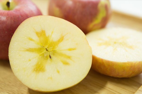 一口咬下去像蜂糖般的甜.色泽厚重,酥脆多汁.