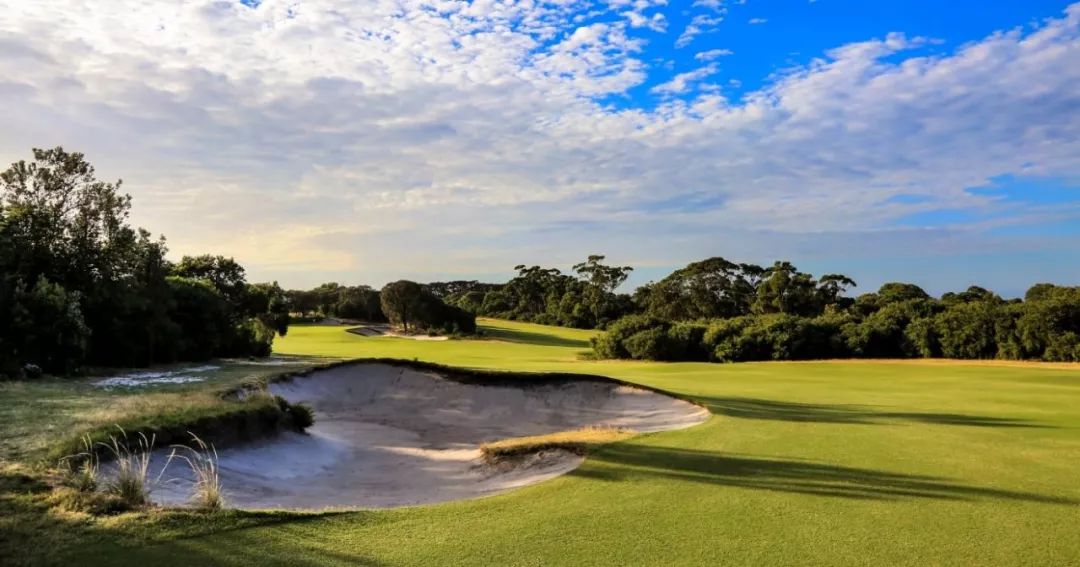 hole #9 par 4, 439 yards这个球洞的果岭较小,但是距离不短,第二杆