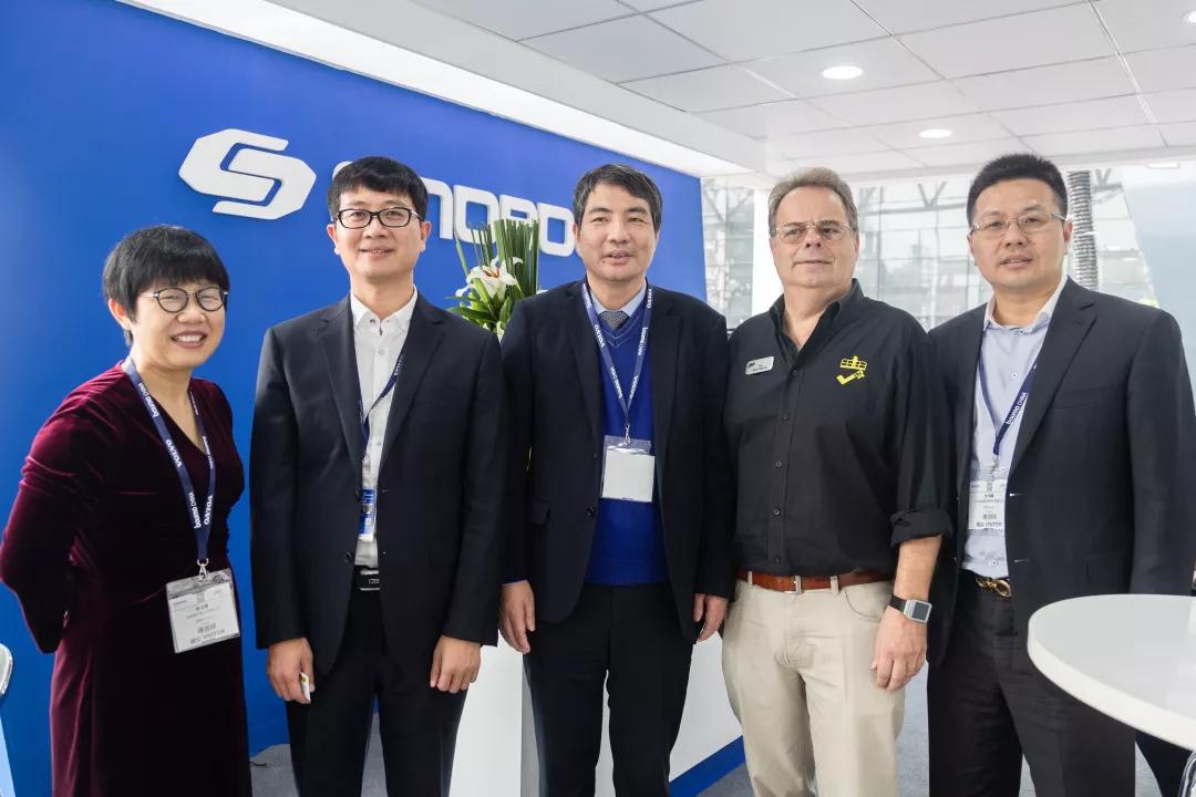 tim(右二)与董事长刘国良(右三),总经理许红霞(左一),众能联合ceo