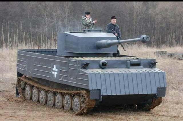 的bmp-3步兵戰車基礎上改裝的,後置發動機的排氣孔,車體側面的機槍,都