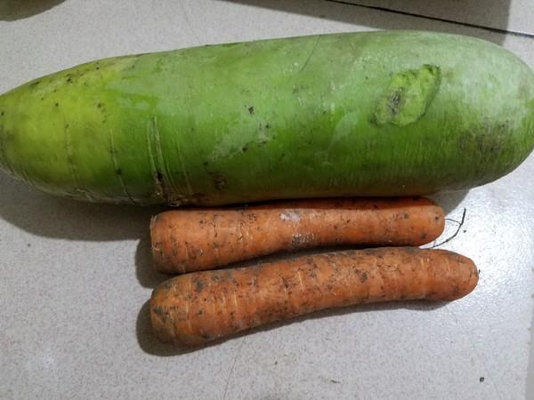 准备好食材青萝卜,胡萝卜,把青萝卜换成白萝卜会更清脆,家里有现成的