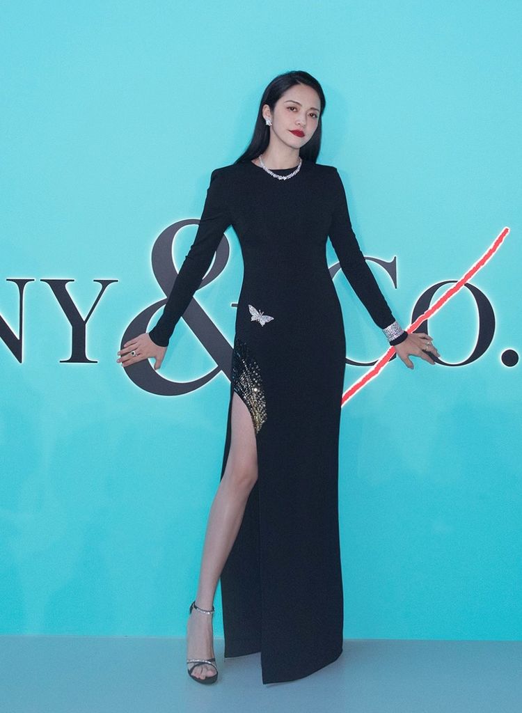 姚晨秀腿秀上瘾了?穿开衩裙短到大腿根真怕走光,难怪只敢侧着坐