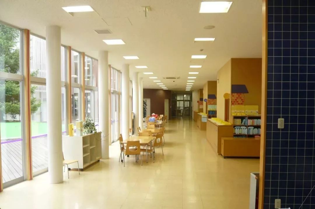日本学校开始改变教室布局,并以共享大厅,代替教室外单一的走廊,逐渐