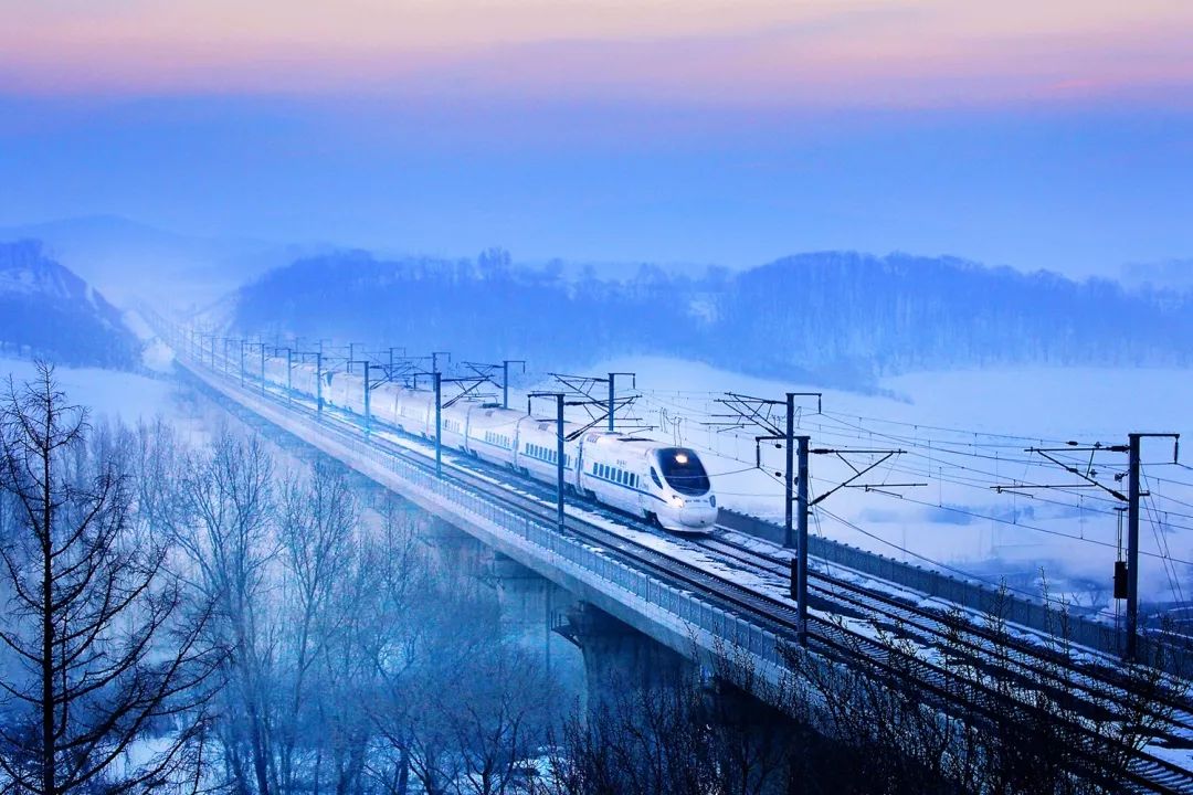 驰骋在东北雪国的高铁动车_吉图珲