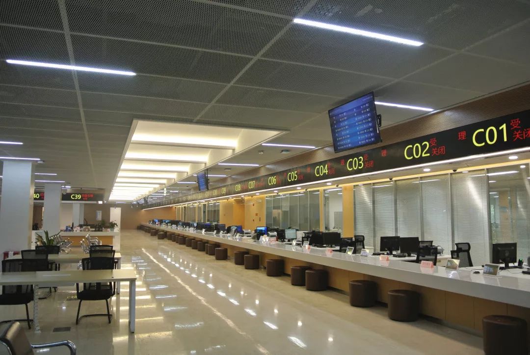 原房产交易大厅原先的房产交易登记受理大厅位于区行政服务中心大厅二