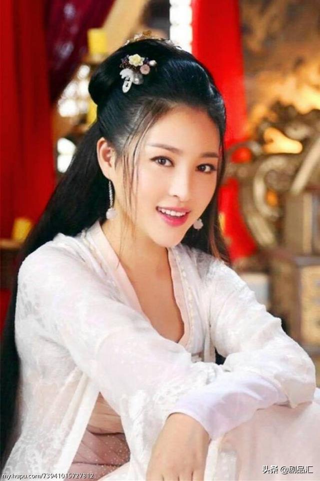2005年,甘婷婷参演了个人首部电视剧《朱元璋》,饰演玉儿正式出道.