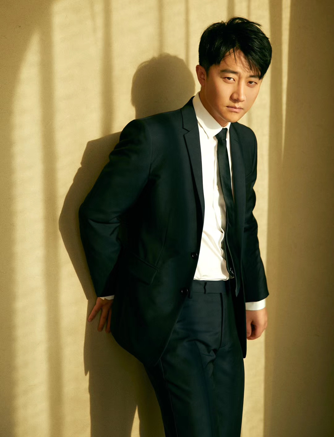 黄轩黑色西装搭配文质彬彬