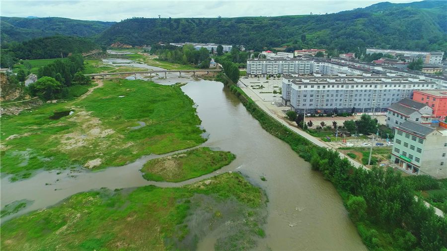 像乳汁一样哺育着两岸人民也滋润着肥沃的田园洛河发源于洛南县洛源镇