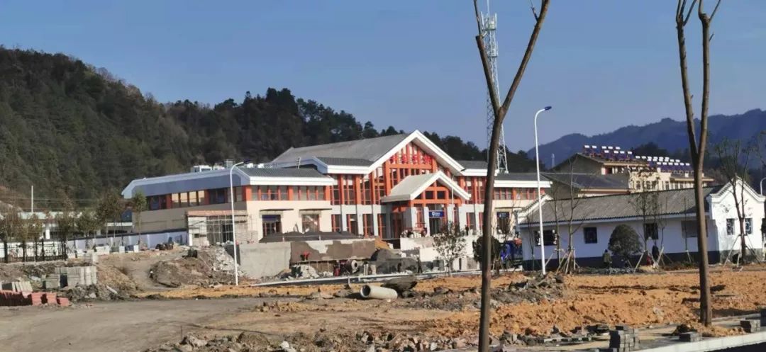 黔张常铁路试运行进行时牛车河站坐落在三市四县的诗与远方