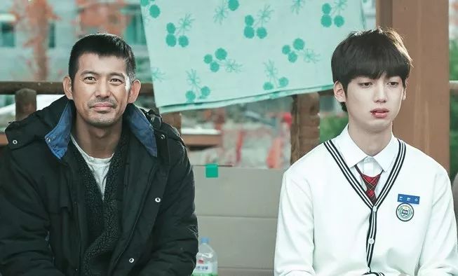 韩国喜剧片《可疑的邻居》接棒《极限逃生》爆笑来袭_泰成