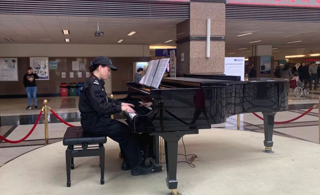 记者经多方打听,原来这位会弹钢琴的保安叫简雯,平时在妇产科门前从事