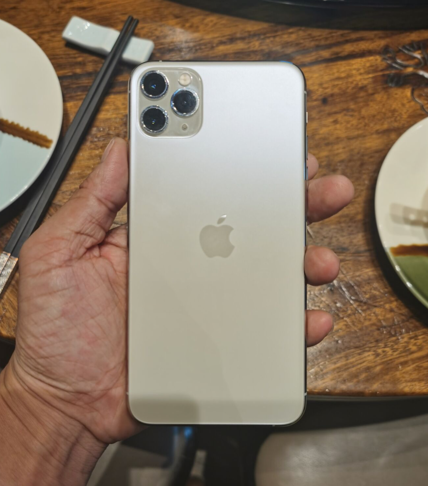 不吃不喝一个月工资买的iphone11pro8000元值得吗