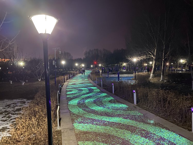 辽阳市弓长岭区添网红打卡地!雷锋公园荧光炫彩跑道梦幻启幕