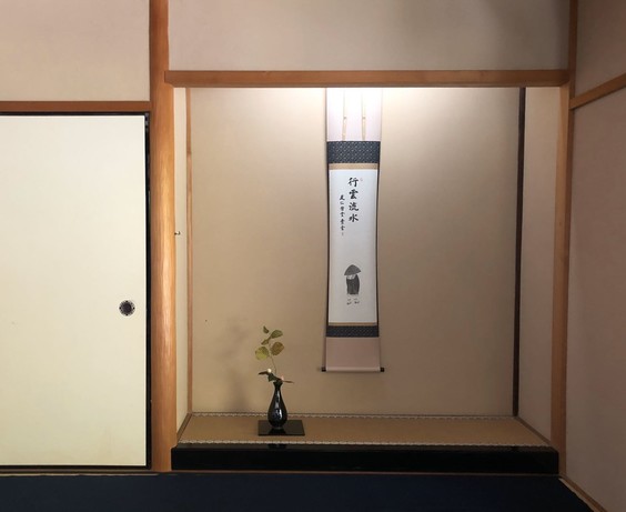 室内的 梁柱用的都是天然的桧木,这种 不完美的美,把空间的臆想之美