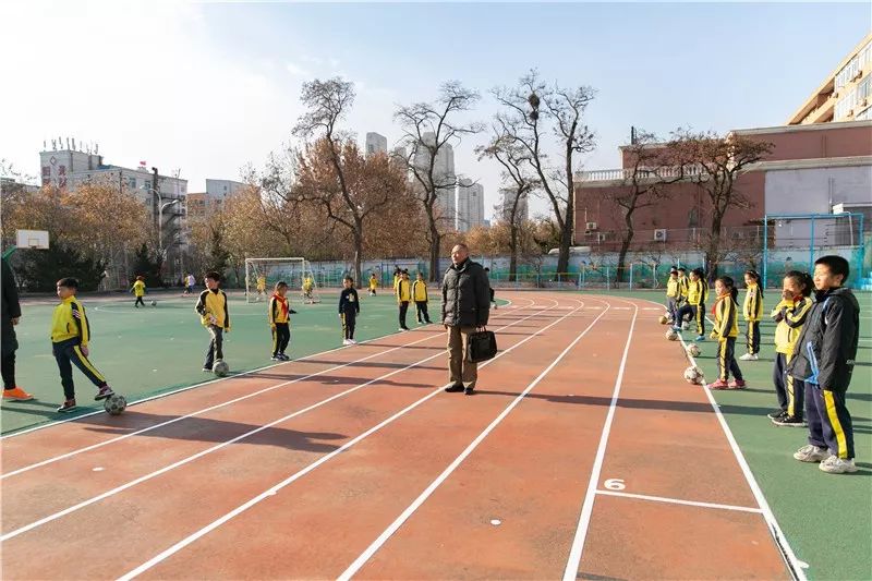 中山路小学迎接市足球工作检查