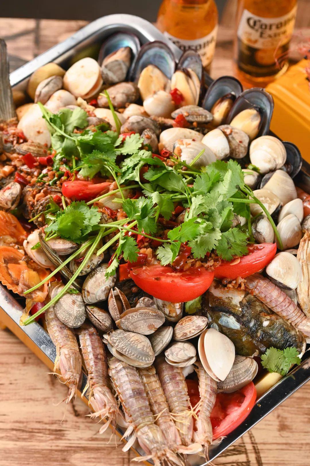 神秘的很还有xxl海鲜烤鱼锅来袭狂点不封顶这家住在天台的烧烤店疯啦