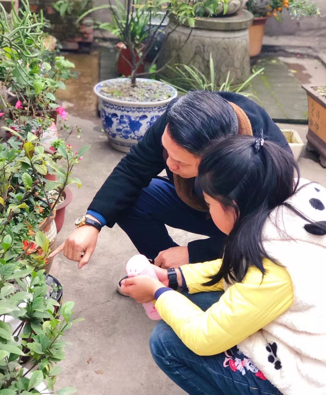 在教學過程中,胡老師利用身邊的動植物作為寫生教材,讓她們切身感受