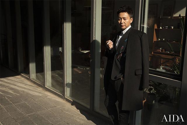 最后,刘奕君的身高有180cm,所以穿这种呢子西装大衣也超级帅,毕竟身高