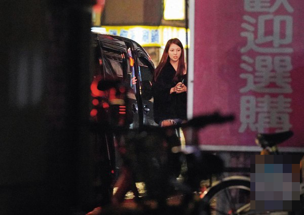 陶喆一夜擁三美女入保母車，三女風格大不相同，深夜獨自與長髮美女離去 娛樂 第6張