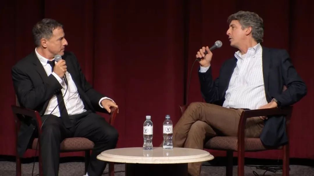 《奋斗的乔伊》是关于乔伊·曼加诺的半自传式故事,曼加诺发明了"魔术