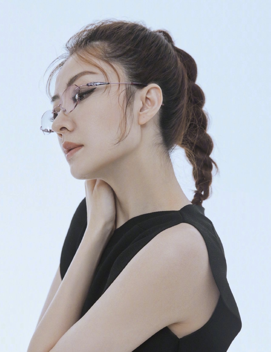 原创超模熊黛林拍杂志,穿方领短裙长腿吸睛,生完双胞胎身材依旧少女