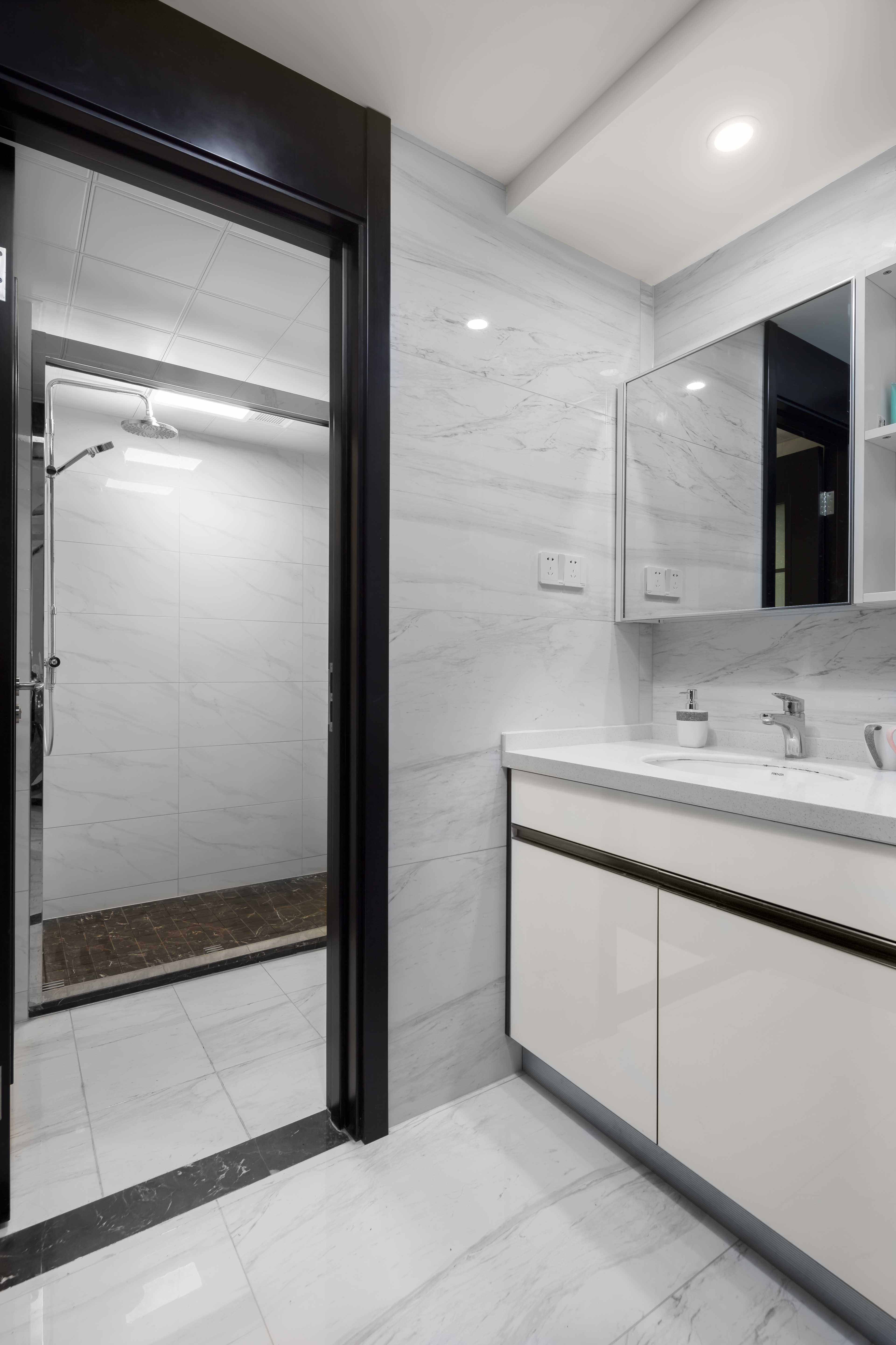 考虑到原户型餐厅光线较暗,所以在书房的墙面做了钢化玻璃,厨房选用了