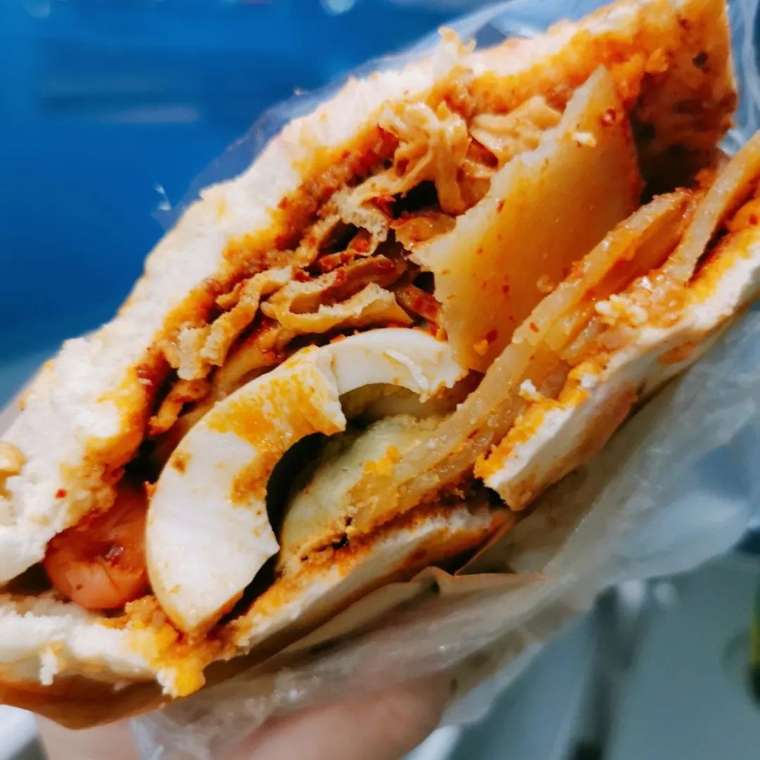 这是一个叫刘大饼的青年的创业项目现在分店有很多~一个软馍,夹有土豆