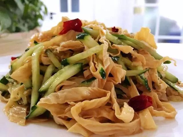 不会吃腻的快手凉拌菜,全家都爱的黄瓜拌豆皮