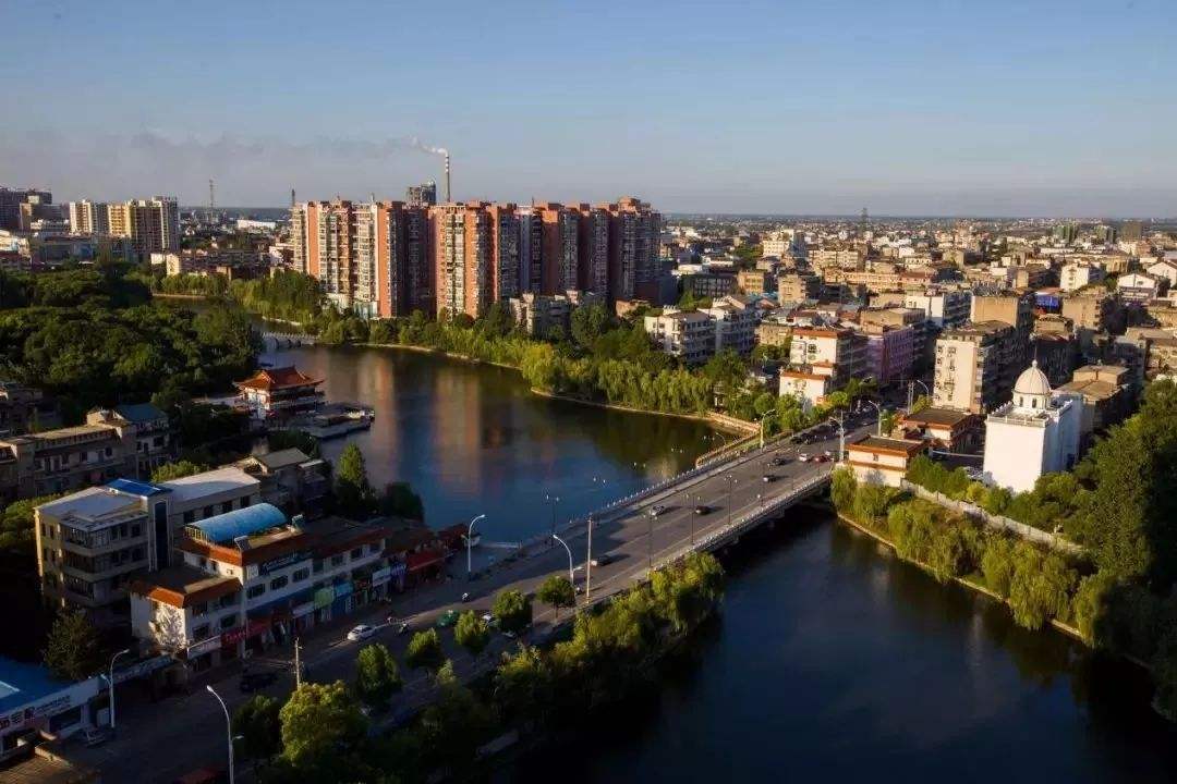 湖北小城枝江1990年3月,胡爽出生在湖北省宜昌市枝江县一个工人家庭