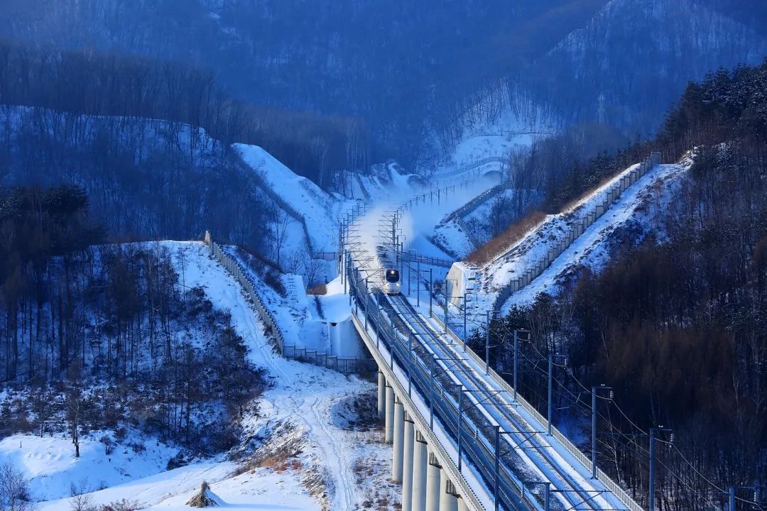 驰骋在东北雪国的高铁动车