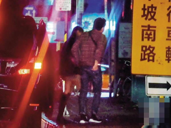 陶喆一夜擁三美女入保母車，三女風格大不相同，深夜獨自與長髮美女離去 娛樂 第8張