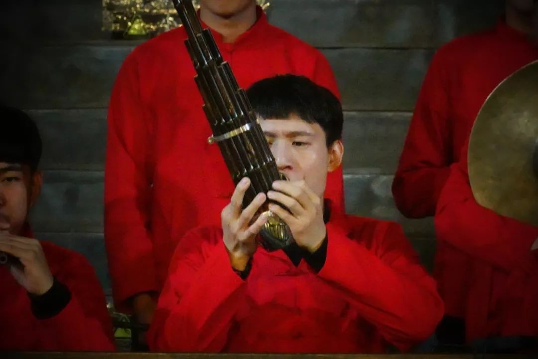 北环路小学的小学生联合吹奏的《古乐联奏》,一群孩子捧起笙进行吹奏